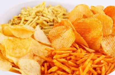 這6種常吃零食對(duì)身體危害大，孩子想吃也別縱容！